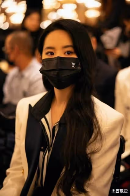 朱一龍在女裝秀上耍大牌搶壓軸，舒淇點贊劉亦菲救場微博還原真相