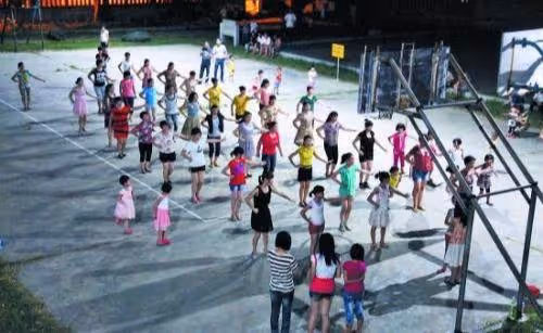 母親哭訴兒子不管她,女兒來接她走,弟弟說:你能撐30天就算厲害