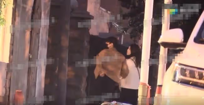 林更新和女朋友被拍到一起購物，倆人看起來很甜蜜