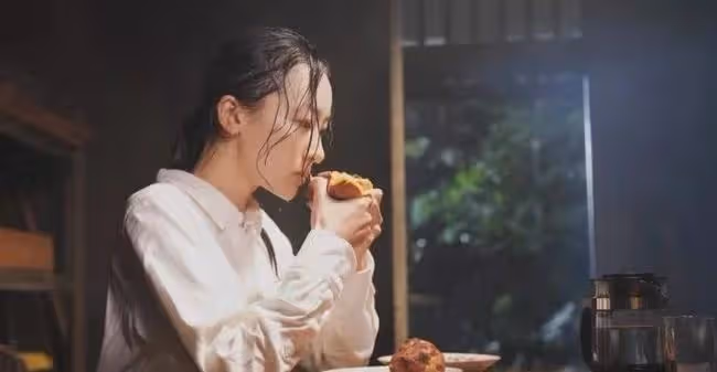 他俯身將我扔在床上,我用腿攬住他腰,一夜放縱他臉上大大的滿足