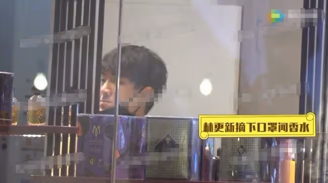 林更新和女朋友被拍到一起購物，倆人看起來很甜蜜