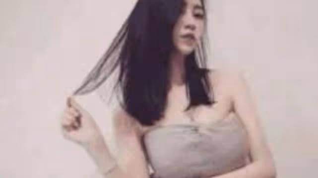 火車上,我正在偷拍女生,與此同時收到已故女友的簡訊