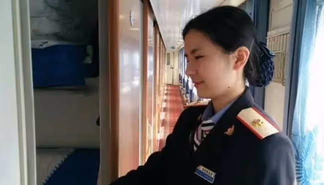 火車上,我正在偷拍女生,與此同時收到已故女友的簡訊