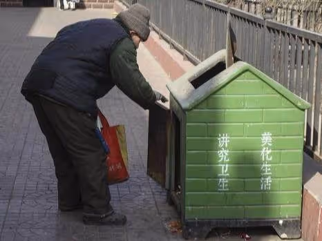 兒子出門一直沒回,多年後孫子來找奶奶,村口老婦說:她已經死啦