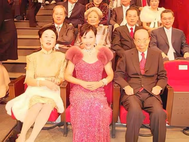 突傳死訊!TVB前非執董利孝和夫人離世,台慶穿旗袍切蛋糕成經典