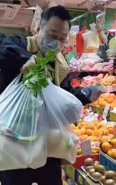 港星黎耀祥逛路邊菜市場,吃力提包無助理幫忙,還哭訴青菜太貴