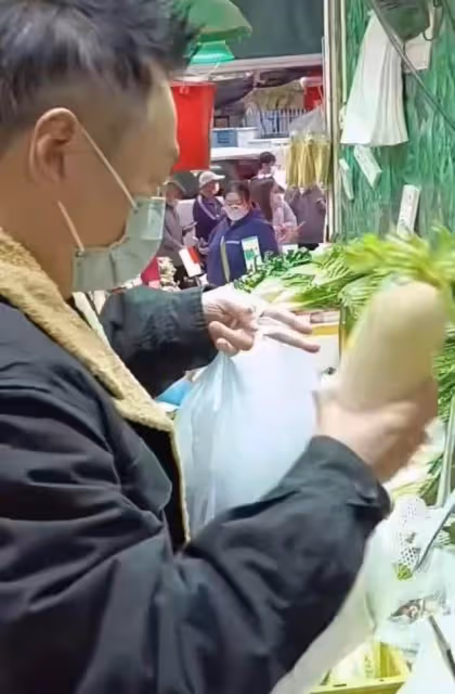 港星黎耀祥逛路邊菜市場,吃力提包無助理幫忙,還哭訴青菜太貴