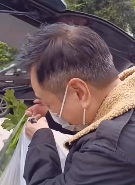 港星黎耀祥逛路邊菜市場,吃力提包無助理幫忙,還哭訴青菜太貴