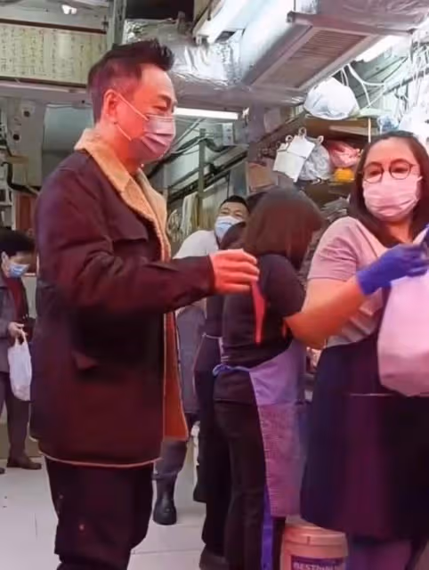 港星黎耀祥逛路邊菜市場,吃力提包無助理幫忙,還哭訴青菜太貴