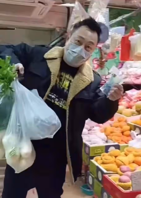 港星黎耀祥逛路邊菜市場,吃力提包無助理幫忙,還哭訴青菜太貴