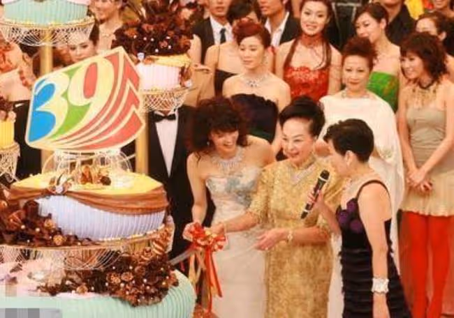 98歲億萬富婆去世!被稱為香港第一闊太,其夫是TVB創辦人之一