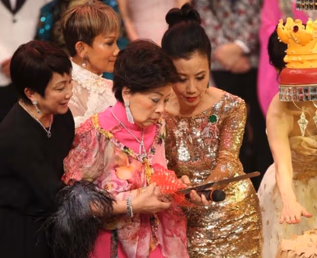 98歲億萬富婆去世!被稱為香港第一闊太,其夫是TVB創辦人之一