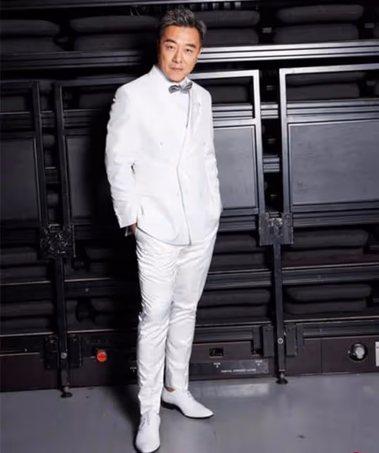 53歲男星移民國外近況,成當地主持界一哥,年邁老父留在家鄉生活