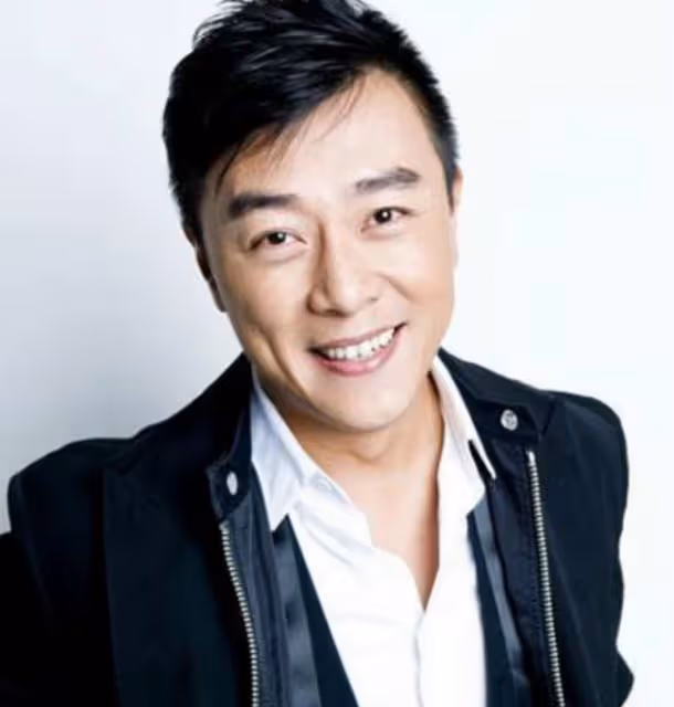53歲男星移民國外近況,成當地主持界一哥,年邁老父留在家鄉生活