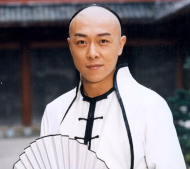 53歲男星移民國外近況,成當地主持界一哥,年邁老父留在家鄉生活