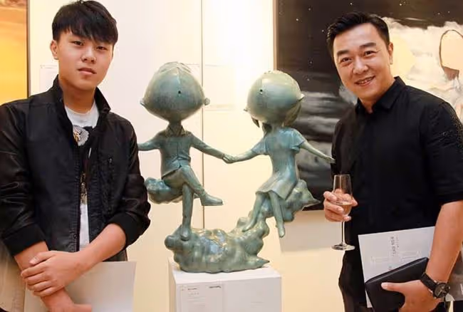 53歲男星移民國外近況,成當地主持界一哥,年邁老父留在家鄉生活