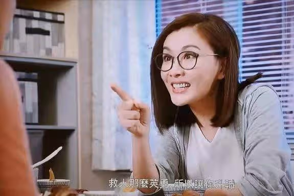 50歲知名女星決定回港發展,拍片大讚祖國太牛,情路坎坷至今單身