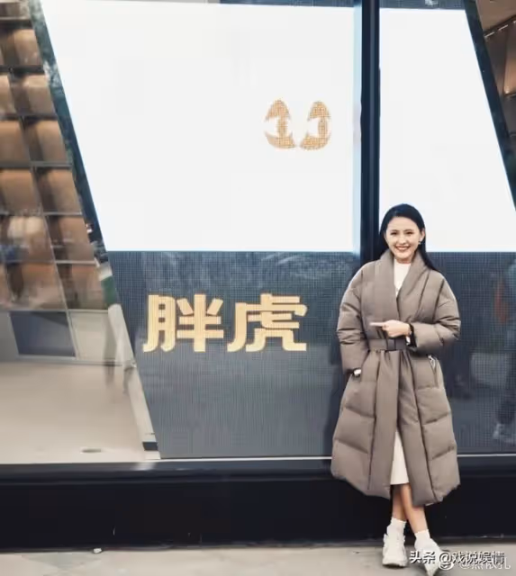熱依扎陪女兒看自己走台視頻，高冷寶寶拒絕夸媽媽漂亮引爆笑