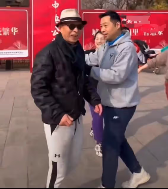 戲骨李明與一眾異性跳舞,滿面春風動作標準,頭髮稀少好幾塊斑禿