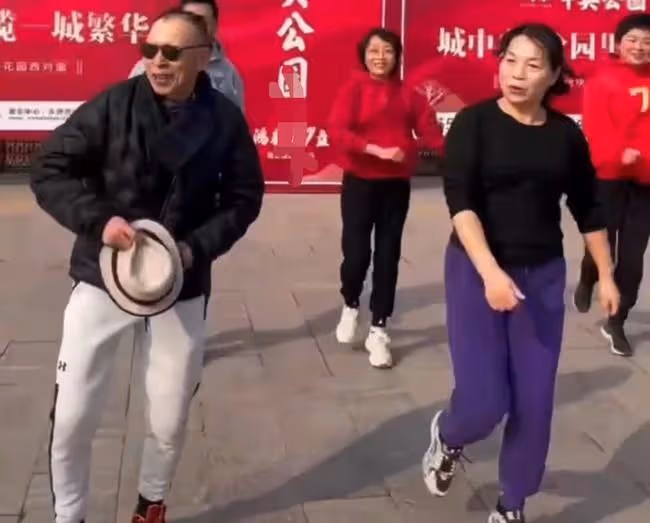 戲骨李明與一眾異性跳舞,滿面春風動作標準,頭髮稀少好幾塊斑禿