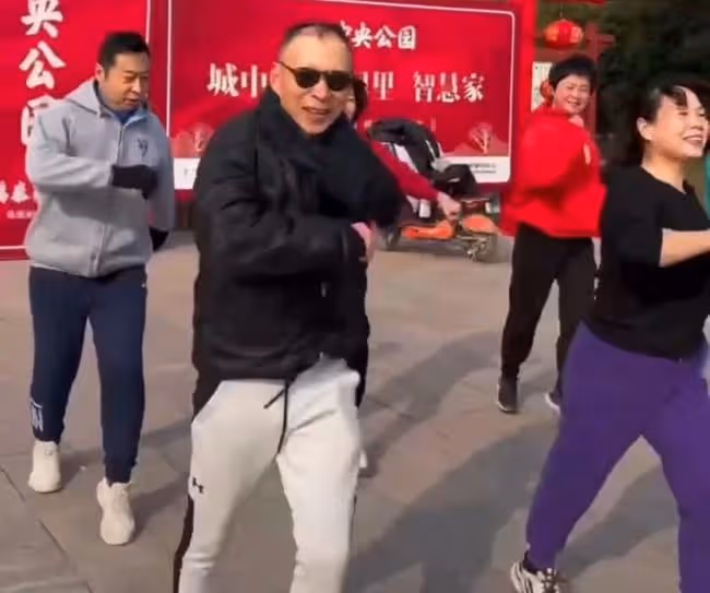 戲骨李明與一眾異性跳舞,滿面春風動作標準,頭髮稀少好幾塊斑禿