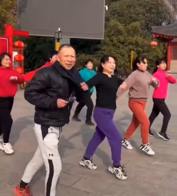 戲骨李明與一眾異性跳舞,滿面春風動作標準,頭髮稀少好幾塊斑禿