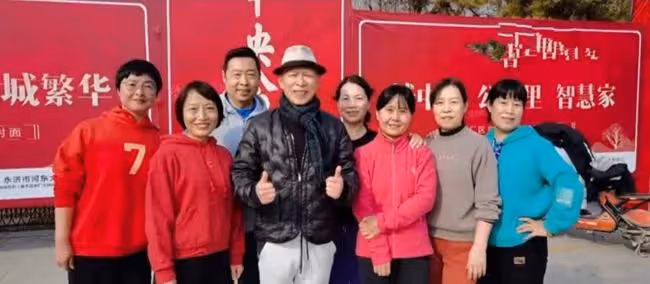 戲骨李明與一眾異性跳舞,滿面春風動作標準,頭髮稀少好幾塊斑禿