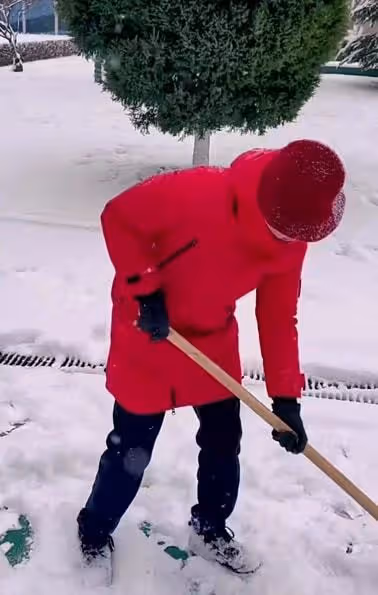 馮鞏拿鐵鍬上街為群眾鏟雪,戴小紅帽被認成大媽,當場變臉太尷尬