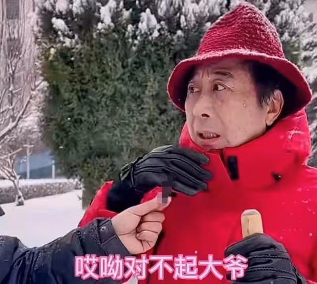 馮鞏拿鐵鍬上街為群眾鏟雪,戴小紅帽被認成大媽,當場變臉太尷尬