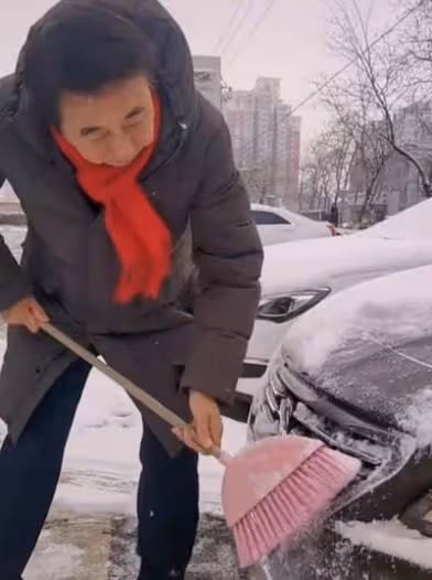 馮鞏拿鐵鍬上街為群眾鏟雪,戴小紅帽被認成大媽,當場變臉太尷尬
