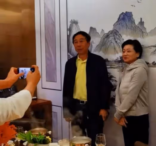 馮鞏拿鐵鍬上街為群眾鏟雪,戴小紅帽被認成大媽,當場變臉太尷尬