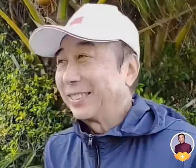 馮鞏拿鐵鍬上街為群眾鏟雪,戴小紅帽被認成大媽,當場變臉太尷尬