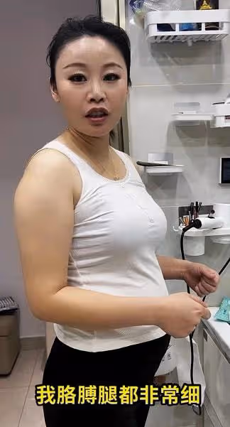 41歲草帽姐被疑懷二胎!穿緊身衣肚大如籮孕味十足,本人火速回應