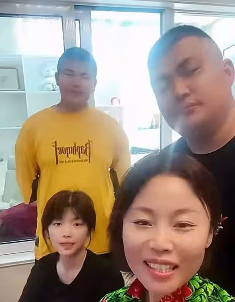 41歲草帽姐被疑懷二胎!穿緊身衣肚大如籮孕味十足,本人火速回應