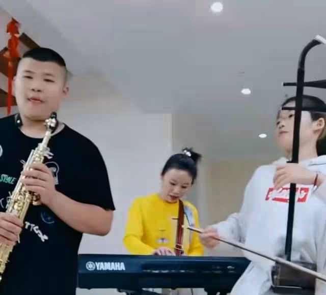 41歲草帽姐被疑懷二胎!穿緊身衣肚大如籮孕味十足,本人火速回應