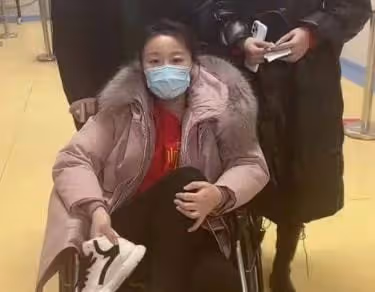 41歲草帽姐被疑懷二胎!穿緊身衣肚大如籮孕味十足,本人火速回應