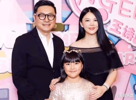 離婚兩個月後,李湘王岳倫差距顯露,男方曝光新戀情,女方變低調