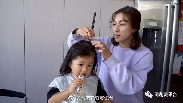 鍾嘉欣化身髮型師為兒子剪頭!「情歌王子」林峯出新歌