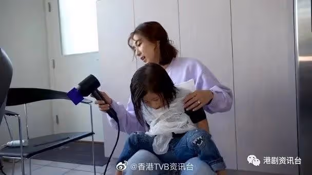 鍾嘉欣化身髮型師為兒子剪頭!「情歌王子」林峯出新歌