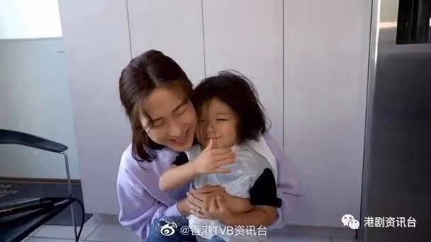 鍾嘉欣化身髮型師為兒子剪頭!「情歌王子」林峯出新歌