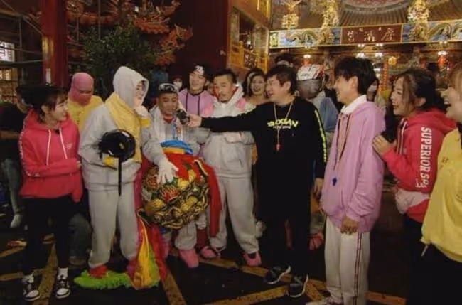 知名主持胡瓜被鞭炮炸傷小腿,褲子炸破一個洞,一旁女星受到驚嚇