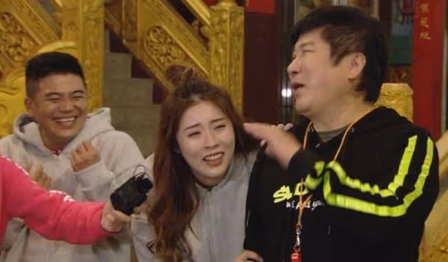 知名主持胡瓜被鞭炮炸傷小腿,褲子炸破一個洞,一旁女星受到驚嚇
