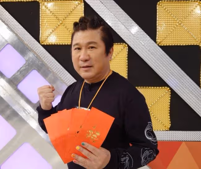 知名主持胡瓜被鞭炮炸傷小腿，褲子炸破一個洞，一旁女星受到驚嚇