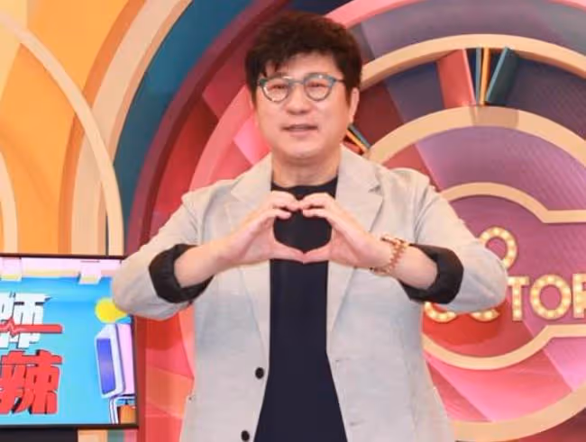 知名主持胡瓜被鞭炮炸傷小腿，褲子炸破一個洞，一旁女星受到驚嚇