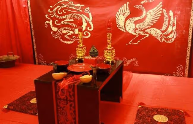 和弟媳在婆家過年,露一手做好年飯,婆婆不讓上桌,怒掀滿桌子菜