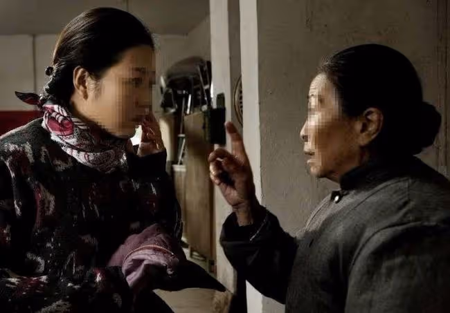 和弟媳在婆家過年,露一手做好年飯,婆婆不讓上桌,怒掀滿桌子菜