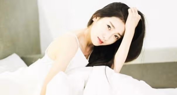 收到女友和一個男人赤身裸體的在床上糾纏的視頻,我崩潰了