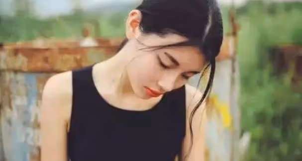 收到女友和一個男人赤身裸體的在床上糾纏的視頻,我崩潰了