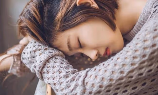 收到女友和一個男人赤身裸體的在床上糾纏的視頻,我崩潰了