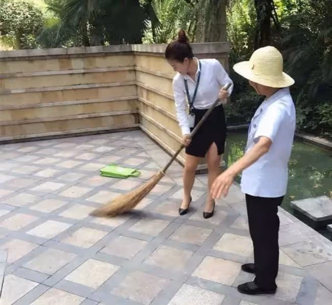 老婆和老公吵架,老公跑出去,臨走留下一個包包給老婆